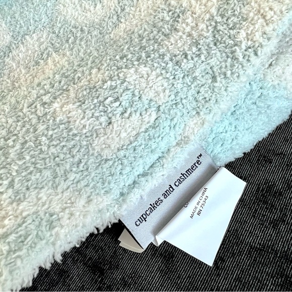 NWT Cupcakes and Cashmere Kid’s Blue Leopard Throw - Picture 8 of 8